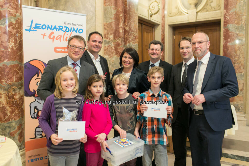 Alf Netek (Kapsch), Rainer Ostermann (Festo), Susanne Brandsteidl (Stadtschulrat), Erich Huber (WK Wien), Johannes Höhrhan (IV Wien), Christian Kollmitzer (FH Technikum Wien) und Kinder der VS Oberdorferstraße, © Martina Draper für Festo (27.02.2014) 