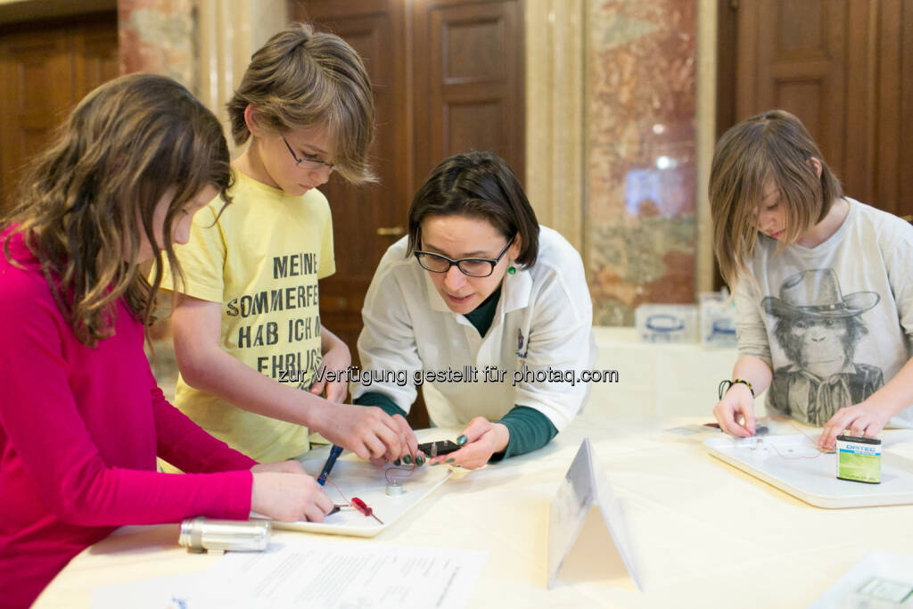 Leonardino 2.0, Powerchecker und Kinder der VS Oberdorferstraße, © Martina Draper für Festo (27.02.2014) 