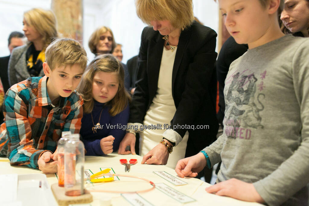 Leonardino 2.0, Kinder der VS Oberdorferstraße beim Experimentieren , © Martina Draper für Festo (27.02.2014) 