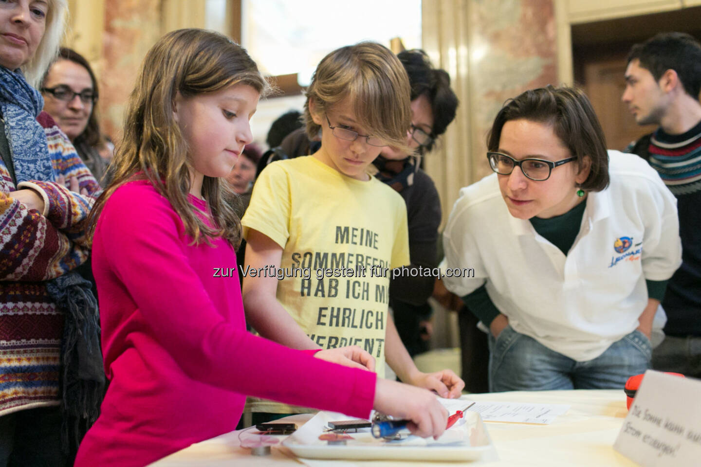 Leonardino 2.0, Kinder der VS Oberdorferstraße beim Experimentieren 