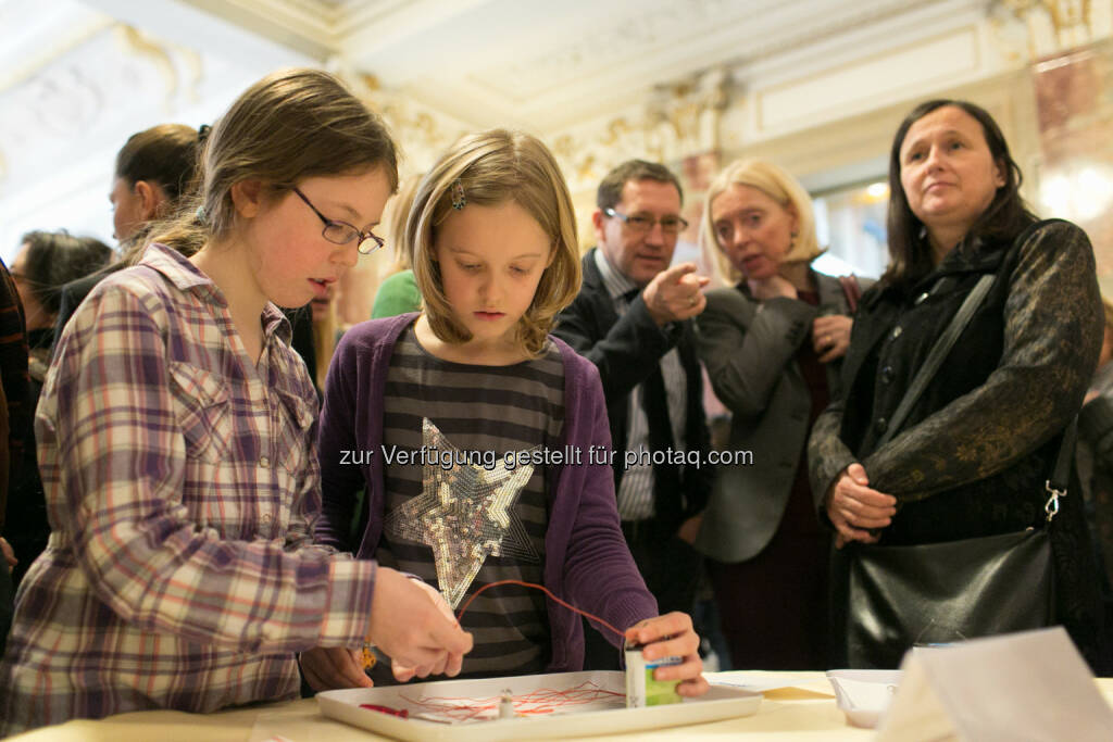 Leonardino 2.0, Kinder der VS Oberdorferstraße beim Experimentieren , © Martina Draper für Festo (27.02.2014) 