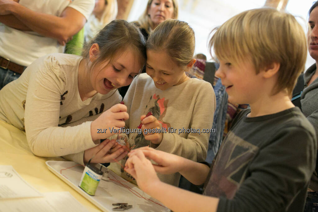 Leonardino 2.0, Kinder der VS Oberdorferstraße beim Experimentieren , © Martina Draper für Festo (27.02.2014) 