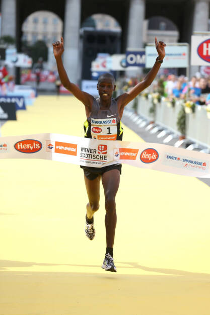 Henry Sugut beim Sieg des Vienna City Marathon 2013. Der Streckenrekordhalter aus Kenia wird am 13. April wieder in Wien laufen. VCM-Sieger jagen Marathon Streckenrekord in Wien: Siegläufer Henry Sugut und John Kiprotich beim Vienna City Marathon. Christian Pflügl und Roman Weger als schnellste Österreicher im Rennen. (27.02.2014) 