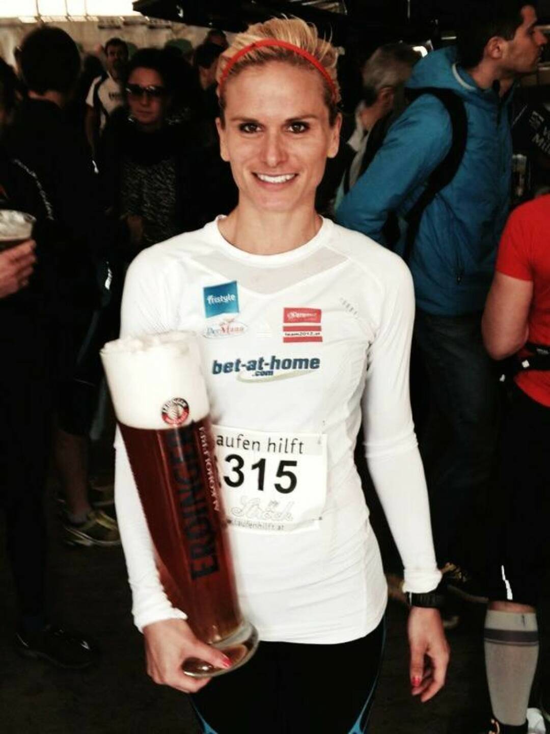 Elisabeth Niedereder im bet-at-home-Shirt und mit einem ordentlichen Erdinger nach einem schnellen 5km-Run