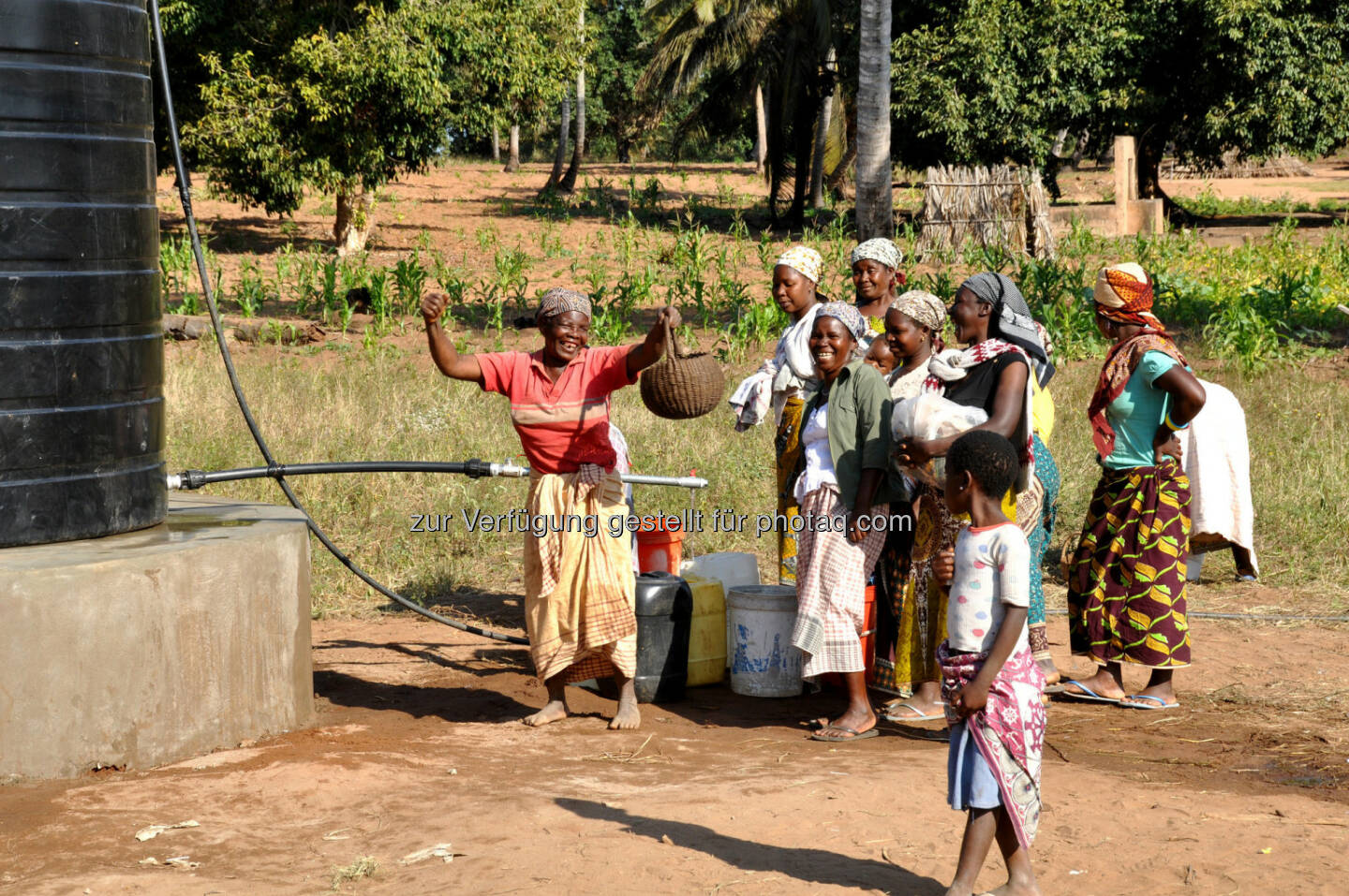 Afrika: Wasser ist in vielen Ländern der Grundstein für die Hilfe zur Selbsthilfe. Rund 800 Millionen Menschen haben keinen Zugang zu sauberem Trinkwasser. Die Folge: Täglich sterben aufgrund dessen 10.000 Menschen, die meisten davon Kinder unter fünf Jahren. Das sind mehr Menschen als durch Malaria, Kriege und HIV zusammen. Diejenigen, die überleben, wandern ab und flüchten in ein anderes, besseres Land. „Der Hauptgrund für die starke Zuwanderung in den Industrieländern ist die fehlende Wasserversorgung verbunden die schlechte Wirtschaft und fehlende Arbeitsplätze“, erklärt Stuck. Um das zu ändern, möchte er die Online-Plattform www.pumpmakers.com verwirklichen