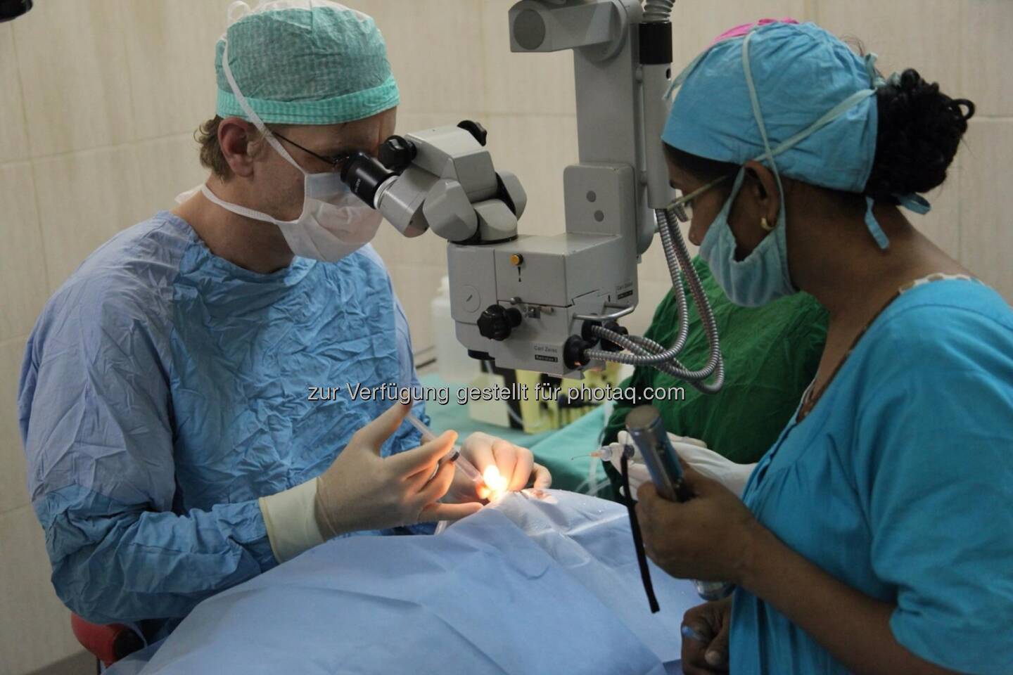 Augenchirurg Michael Marek bei einer Augenoperation in Bangladesh