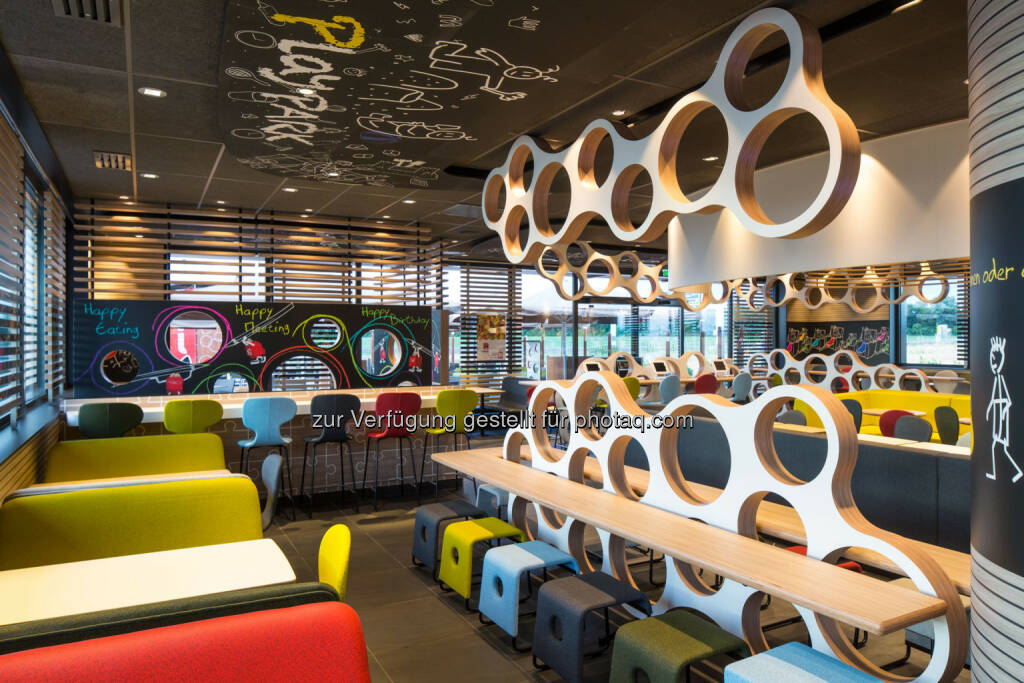 McDonald's Österreich setzt auf neue Standorte und innovatives Design. Im Bild: Das im neuen Spirit of Family-Design gestaltete McDonald's Restaurant in Schwechat., © McDonald's (06.03.2014) 