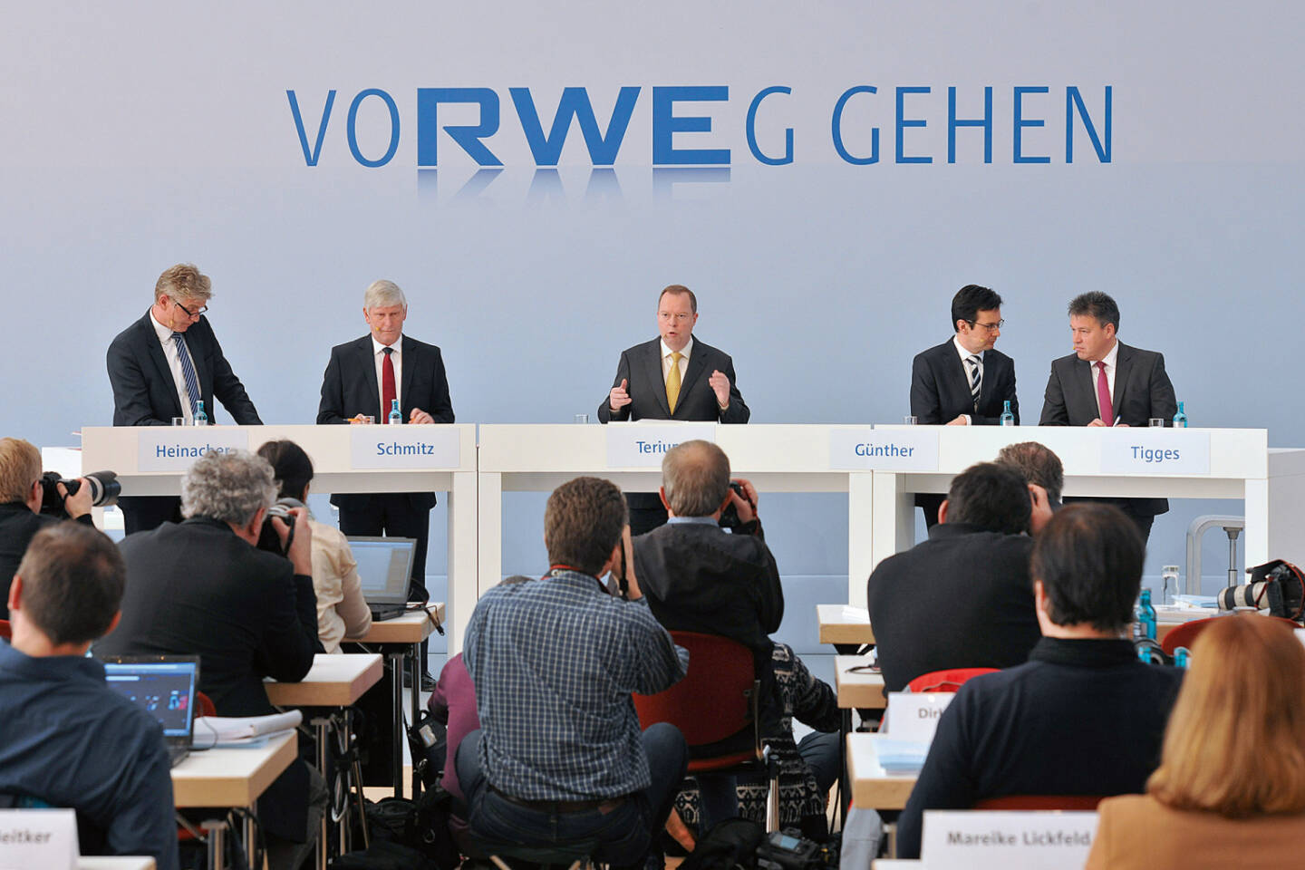 Bilanzpressekonferenz der RWE AG: Peter Heinacher, CEA Corporate Affairs Konzern,  Rolf Martin Schmitz, Vorstand Operative Steuerung (COO), Peter Terium, Vorstandsvorsitzender der RWE AG, Bernhard G&uuml;nther, Finanzvorstand der RWE AG (CFO), Uwe Tigges, Personalvorstand (CHO)