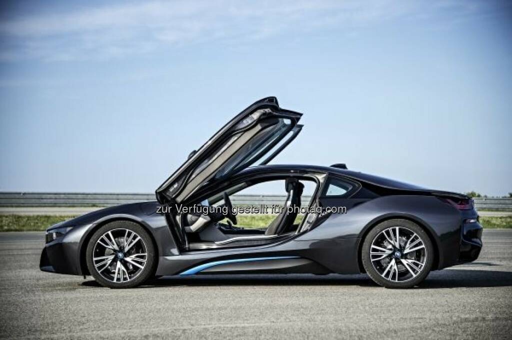 Auslieferungen des BMW i8 starten im Juni. Fahrleistungs- und Verbrauchswerte nochmals deutlich verbessert - Praxisverbrauch erreicht Kleinwagenniveau – Weltweit erstes Serienfahrzeug mit innovativem Laserlicht (BMW) (10.03.2014) 