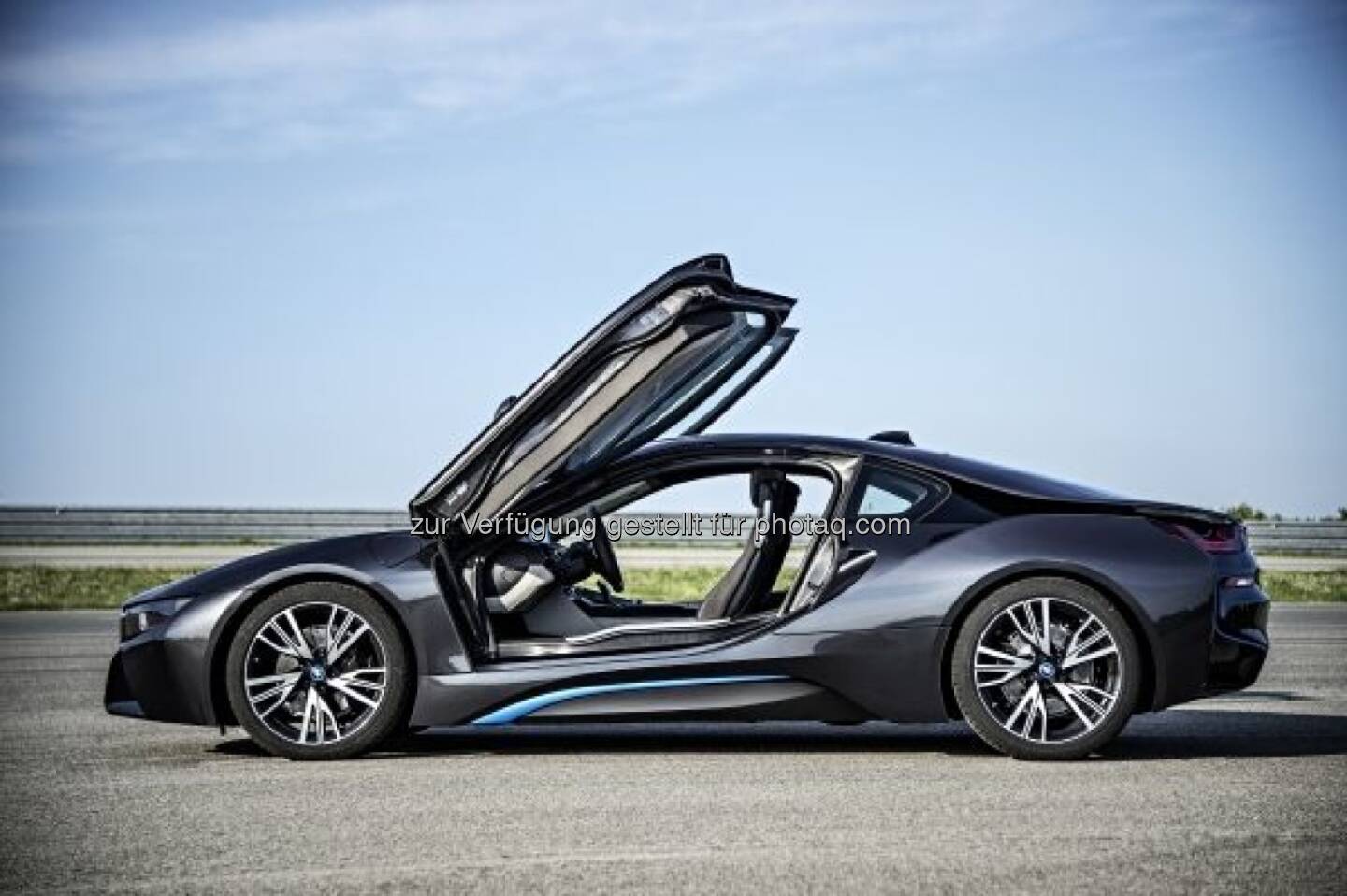 Auslieferungen des BMW i8 starten im Juni. Fahrleistungs- und Verbrauchswerte nochmals deutlich verbessert - Praxisverbrauch erreicht Kleinwagenniveau – Weltweit erstes Serienfahrzeug mit innovativem Laserlicht (BMW)