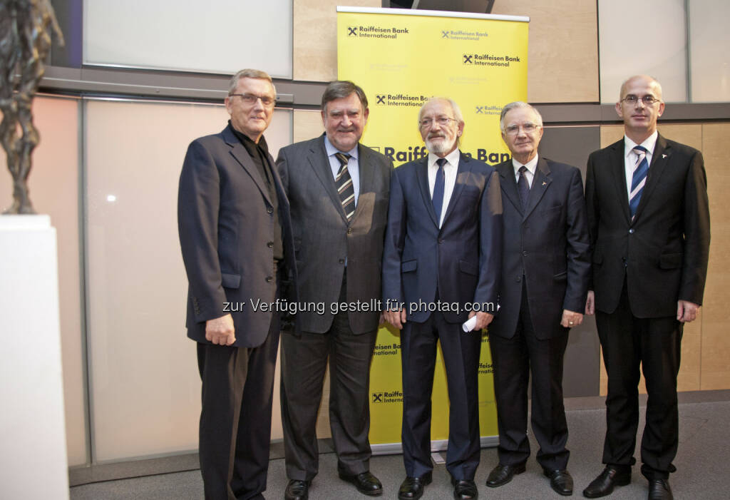 Der Biografieautor Johann Günther, Herbert Stepic (Raiffeisen), Luan Mulliqi der Bildhauer, die Botschafter von Albanien und dem Kosovo in Wien (15.12.2012) 