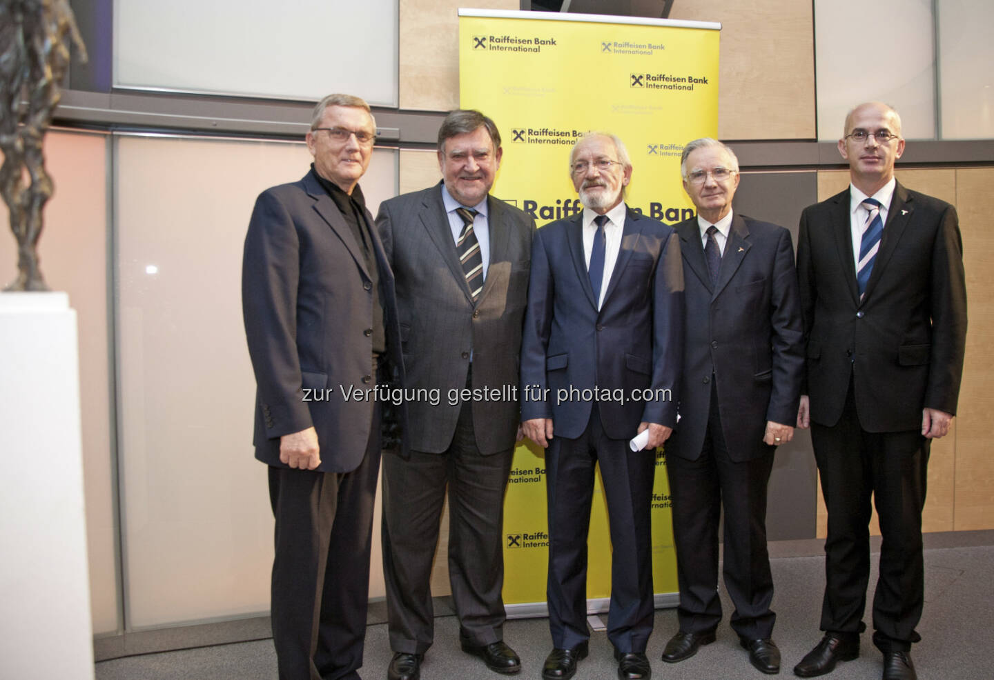 Der Biografieautor Johann Günther, Herbert Stepic (Raiffeisen), Luan Mulliqi der Bildhauer, die Botschafter von Albanien und dem Kosovo in Wien