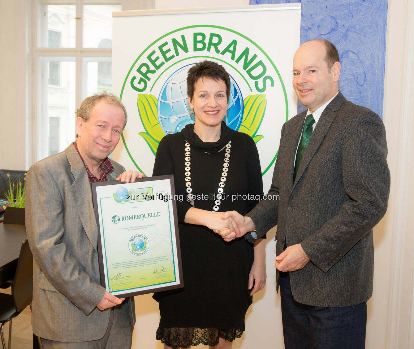 Friedrich Hinterberger, Praesident des wissenschaftlichen Nachhaltigkeitsinstitut Seri, Susanne Lontzen, Public Affairs and Communications Director von Coca-Cola Hellenic Oesterreich,  Norbert Lux, COO der Green Brands Organisation: Römerquelle erneut als Green Brand Austria ausgezeichnet