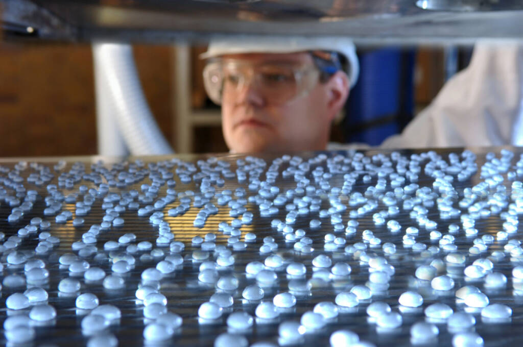 Der Erstarrungsprozess von Natriumhydroxid-Plätzchen, Merck-Gruppe, © Merck KGaA (Homepage) (16.03.2014)