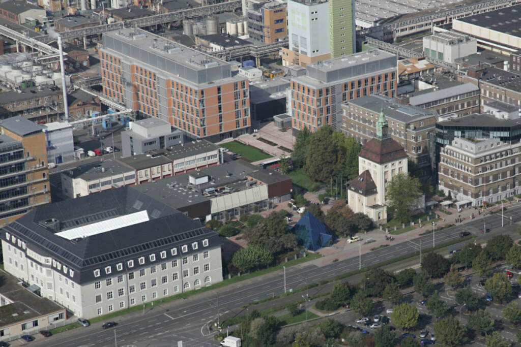 Luftaufnahme des Material Science Research Center und der Pyramide im Werk in Darmstadt, Merck-Gruppe, © Merck KGaA (Homepage) (16.03.2014) 