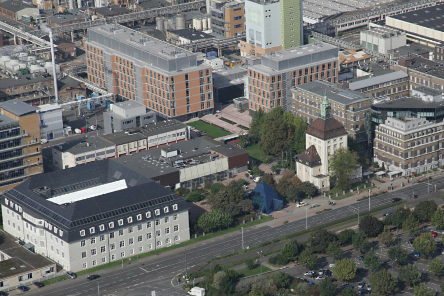 Luftaufnahme des Material Science Research Center und der Pyramide im Werk in Darmstadt, Merck-Gruppe