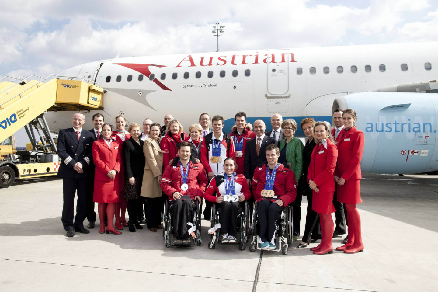 Gestern Mittag ist das erfolgreiche österreichische Paralympische Team mit dem Austrian Flug OS2764 pünktlich in Wien gelandet. Mit an Bord waren neben der Präsidentin des österreichischen Paralympischen Commitee (ÖPC), Bundesministerin a.D. Maria Rauch-Kallat auch die Medaillengewinner Philipp Bonadimann (1 mal Silber), Matthias Lanzinger (2 mal Silber), Claudia Lösch (2 mal Silber), Roman Rabl (3 mal Bronze) und Markus Salcher (2 mal Gold, 1 mal Bronze). Nach der Landung wurde das österreichische Team von einer offiziellen Delegation, angeführt von Sportminister Gerald Klug, willkommen geheißen. Foto: Michèle Pauty