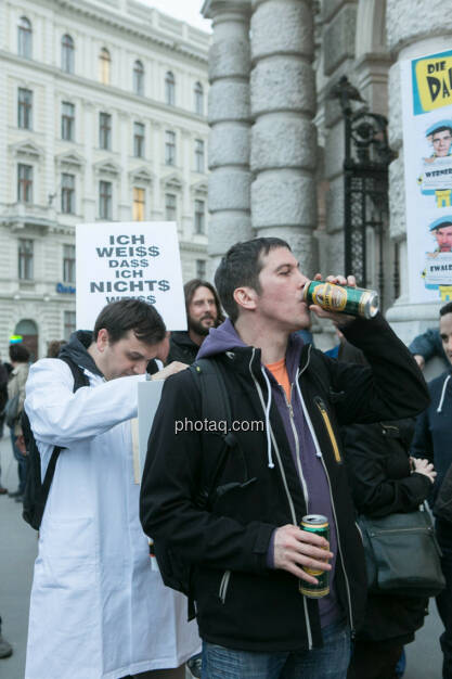 Ottakringer passt immer - Hypo Demonstration in Wien am 18.03.2014, © Martina Draper/finanzmarktfoto.at (18.03.2014) 