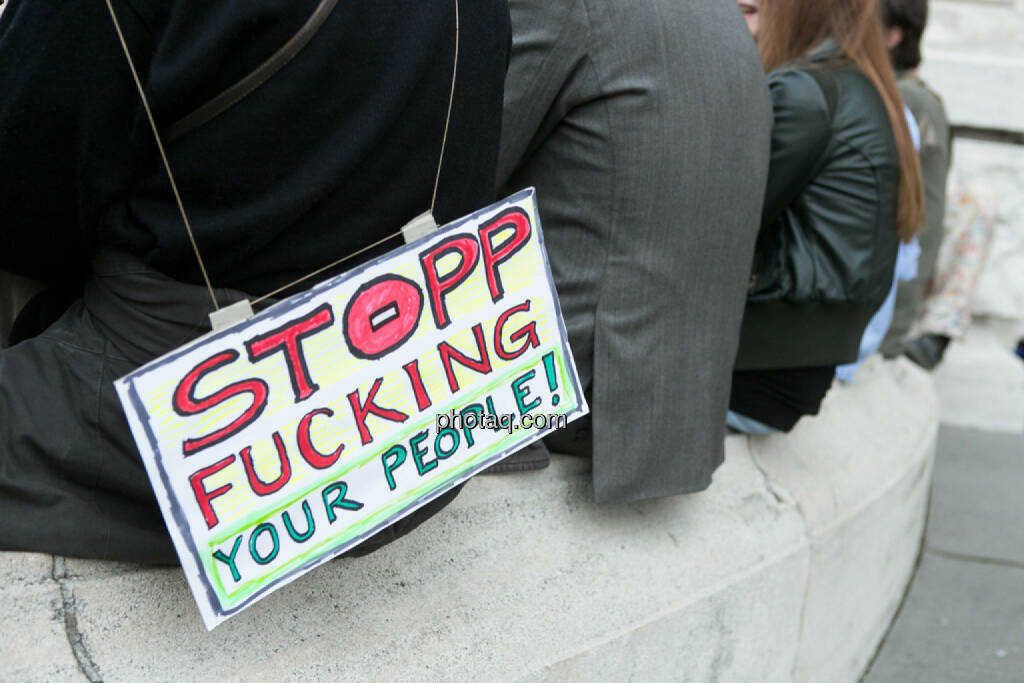 Stopp Fucking your People - Hypo Demonstration in Wien am 18.03.2014, © Martina Draper/finanzmarktfoto.at (18.03.2014) 