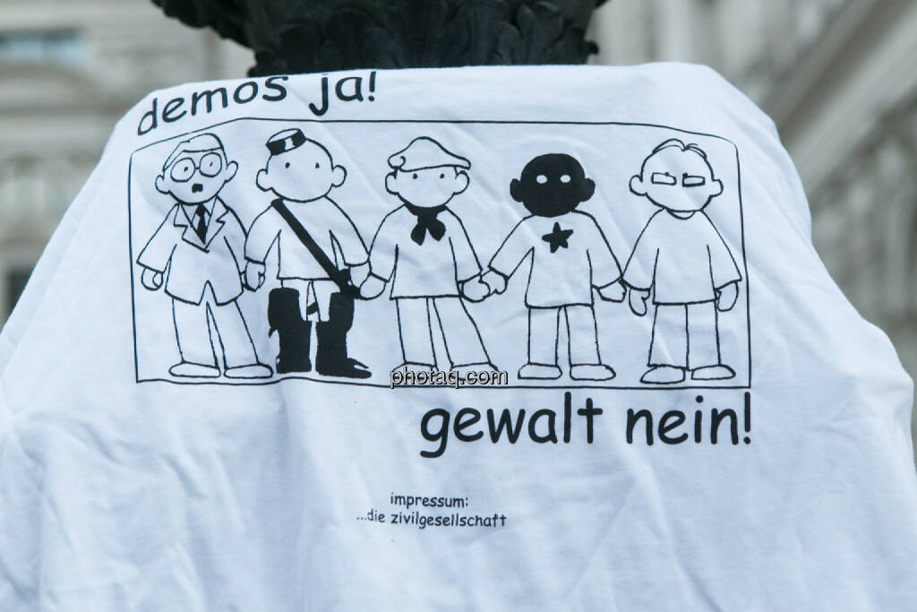 Demos ja - Gewalt nein - Hypo Demonstration in Wien am 18.03.2014, © Martina Draper/finanzmarktfoto.at (18.03.2014) 