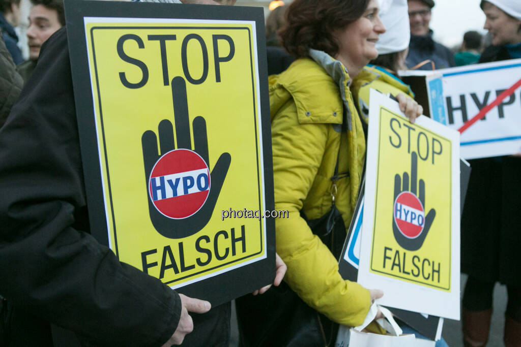 Stop Hypo Falsch Hypo Demonstration in Wien am 18.03.2014, © Martina Draper/finanzmarktfoto.at (18.03.2014) 