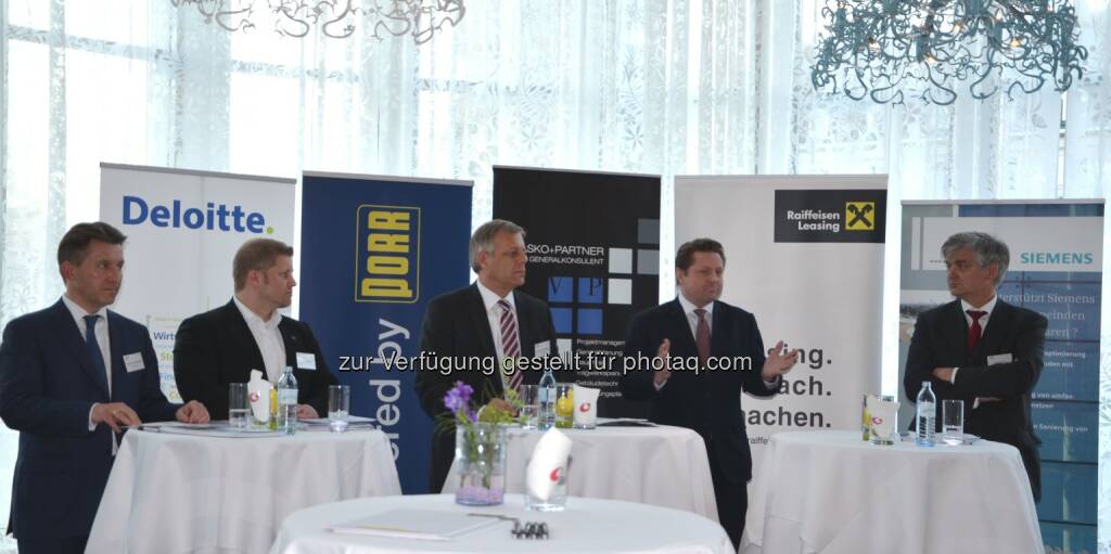 Alexander Hohendanner (Partner, Financial Advisory Services, Deloitte), Thomas Wetzstein (Partner, Projektentwicklung, Vasko + Partner), Alexander Schmidecker (CEO, Raiffeisen-Leasing), Claus Stadler (Geschäftsführer, Strauss & Partner Development, ein Tochterunternehmen der PORR-Gruppe), Arnulf Wolfram (Leiter des Sektors Infrastructure & Cities CEE, Siemens) - anlässlich des vierten KommunalWirtschaftsForum Lebenszyklusmodelle mit privater Beteiligung als attraktive Finanzierungsalternative für Österreichs Gemeinden (Bild: KWF - Katharina Stögner) (21.03.2014) 