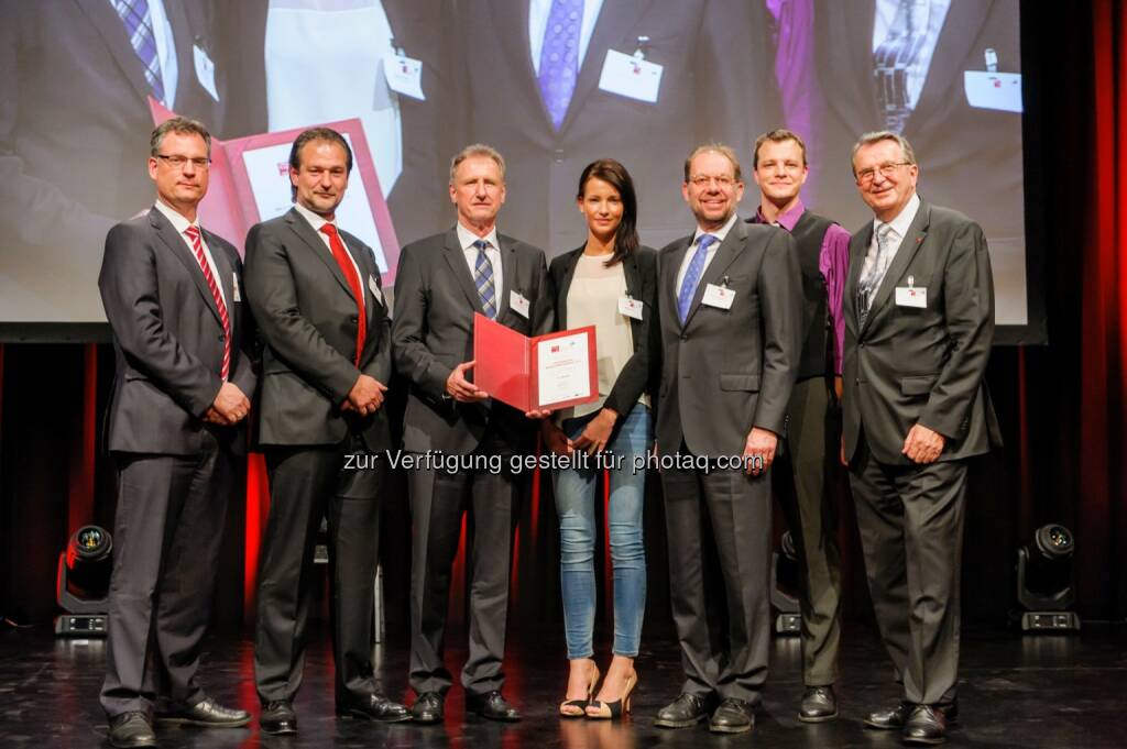 Dietmar Sedelmaier (Prokurist VBV), Martin A. Vörös (Vorstand VBV), Heinz Behacker (Vorstandsvorsitzender VBV), Melanie Köck (Lehrling VBV), Peter Eitzenberger (CSR-Beauftragter und Prokurist VBV), Marcus Paryzek (Verwaltung VBV), Erich Laminger (Managing Director Great Place to Work® Österreich): Die VBV – Vorsorgekasse AG zählt zu Österreichs besten Arbeitgebern. Die österreichische Vorsorgekasse wurde mit dem Zertifikat „Great Place to Work®“ ausgezeichnet und ist in ihrer Kategorie das viertbeste Unternehmen Österreichs., © Aussendung (21.03.2014) 