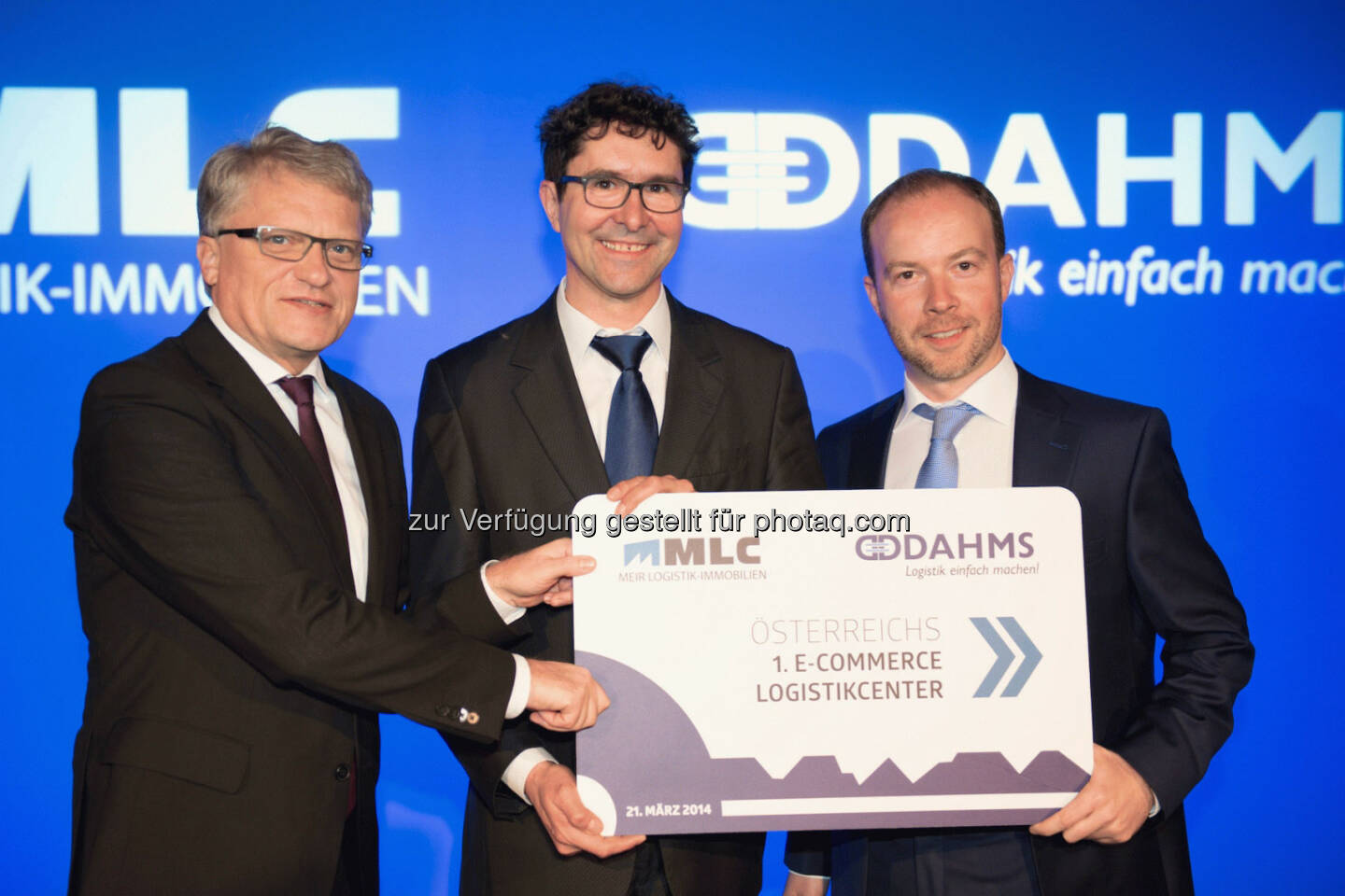 Logistikimmobilienentwickler Alois Meir überreicht Oliver Dahms die symbolische Key Card zum Start des E-Commerce Logistikcenters; Bürgermeister Linz Klaus Luger 