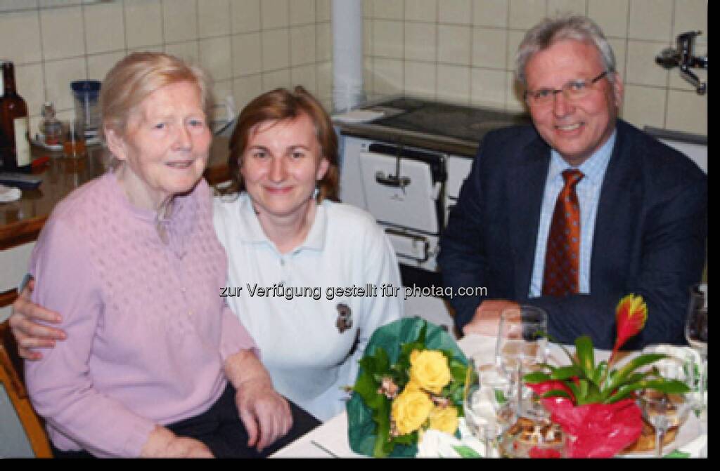 Oma Franziska Hermentin feiert mit ihrer Betreuerin Maria und Wolfgang Mair, Bürgermeister von Waidhofen an der Ybbs, Ihren 85. Geburtstag (15.12.2012) 