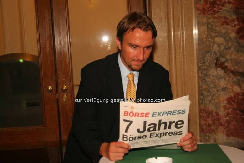 Herbert Der(Foto)Herby Gmoser: Liebes Finanzmarktfoto-Team, schöne, phantasievolle Idee (wie von Christian gewohnt). Auf das Ihr die österreichische (Party) Fotoszene mit Impressionen aus der Wirtschaftswelt, gewürzt mit Musik und Sport gut ergänzt. Viele Schnapschüsse und viel Erfolg!
 (15.12.2012) 