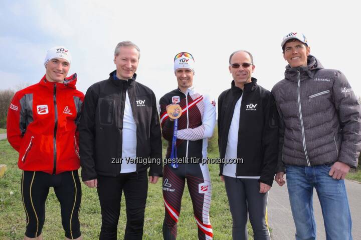 Continental Cup Sieger Sepp Schneider, Stefan Haas, CEO TÜV Austria, Lukas Klapfer, Bronzemedaillegewinner von Sotschi in der Nordischen Kombiniation, Christoph Wenninger, TÜV Austria Finanzvorstand und Tobias Eberhard, ÖSV Biathlet.