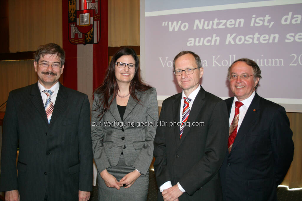 Helmut Pernsteiner, Bernadette Kamleitner, Dekan Johann Bacher, Gerhard Wührer - anlässlich: Die JKU-Professoren Johann Bacher und Helmut Pernsteiner haben am 31. März 2014 im Namen der Gruppe der BWL-ProfessorInnen zum 8. Karl-Vodrazka-Kolloquium in das Uni-Center geladen. Als Referentin konnte dieses Mal Bernadette Kamleitner von der Wirtschaftsuniversität Wien gewonnen werden, die zum Thema „Wo Nutzen ist, da müssen auch Kosten sein?“ einen Vortrag mit anschließender intensiver Diskussion hielt. (Bild: Johannes Kepler Universität Linz) (31.03.2014) 