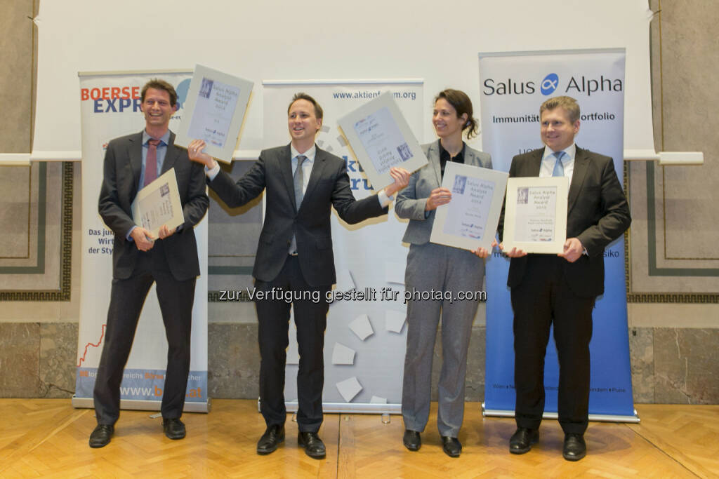 Die Sieger 2012: Franz Hörl (Erste Group, Hauptpreis Fondsmanager), Stefan Maxian (RCB, Team-Sonderpreis und Leserpreis), Christine Reitsamer (Baader Bank, Hauptpreis Teamwertung), Thomas Neuhold (Kepler, IR-Wertung), © Martina Draper für Börse Express (15.12.2012) 