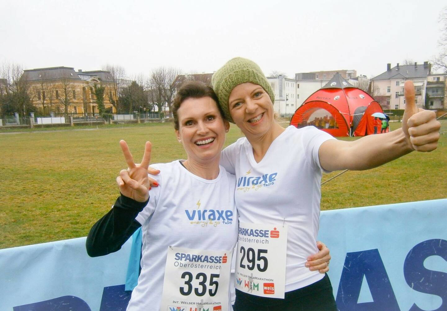 Unglaubliche Premiere: 4 Grad Celsius und Regen. Erster Einsatz des Viraxe energy2go Teams beim Welser Halbmarathon und gleich mit persönlichen Bestleistungen und Platz 5 bei den Damen (Wels-Wertung) ins Ziel gelaufen - http://www.viraxe.com/shop/