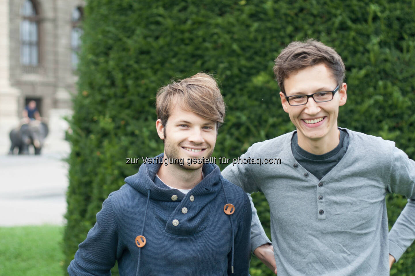 Patrick Blaha, Lukas Gutwinski: Ihr Wirtschafts-Karriereportal Workbeat startet heute, am 1. April: http://www.workbeat.at.  Workbeat will Unternehmen mit Wirtschaftsstudenten, Berufseinsteigern und Young Professionals durch ein neuartiges Konzept verbinden:Stellen werden von Freund zu Freund weitervermittelt. Wird so eine Stelle besetzt, gibt es zur Belohnung für die Empfehlung ein Goodie, wie zum Beispiel ein gemeinsames Abendessen für 6 Personen im Szenelokal 1500 foodmakers des 25hours Hotels. Gleichzeitig kann sich der Besucher direkt im Stelleninserat über Fotos und Videos Einblicke in die Büroräumlichkeiten, Teams und Firmenfeiern verschaffen. So können das Unternehmen und die Kollegen schon vor dem ersten Arbeitstag kennengelernt werden. Erste Unternehmen sind von Start an dabei:  Beispielsweise die Wirtschaftsprüfung Deloitte, der Management- und Technologieberater Accenture und der Elektronikkonzern Philips. 