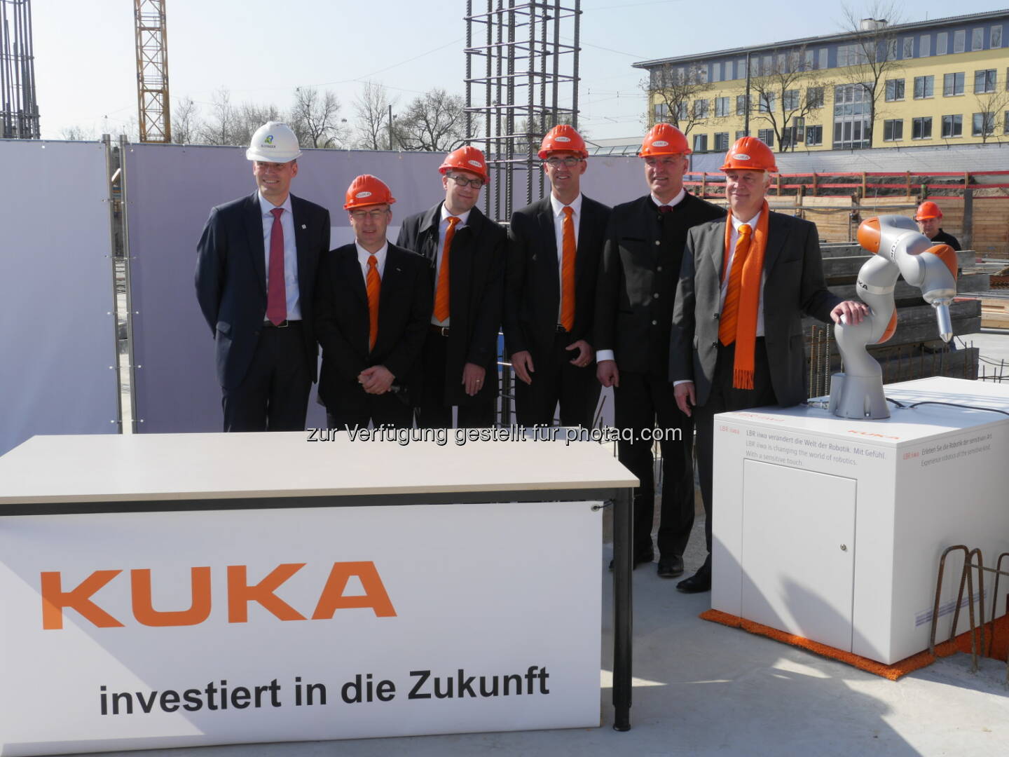 Jochen Keysberg, Vorstandsmitglied der Bilfinger SE; Michael Wombacher, Leiter des Bauprojektes bei Kuka; Peter Mohnen, CFO der Kuka AG; Till Reuter, CEO der Kuka AG; Kurt Gribl, Oberbürgermeister der Stadt Augsburg; Bernd Minning, Aufsichtsratsvorsitzender der Kuka AG: Kuka feierte die Grundsteinlegung eines neuen Entwicklungs- und Technologiezentrums am Standort Augsburg.