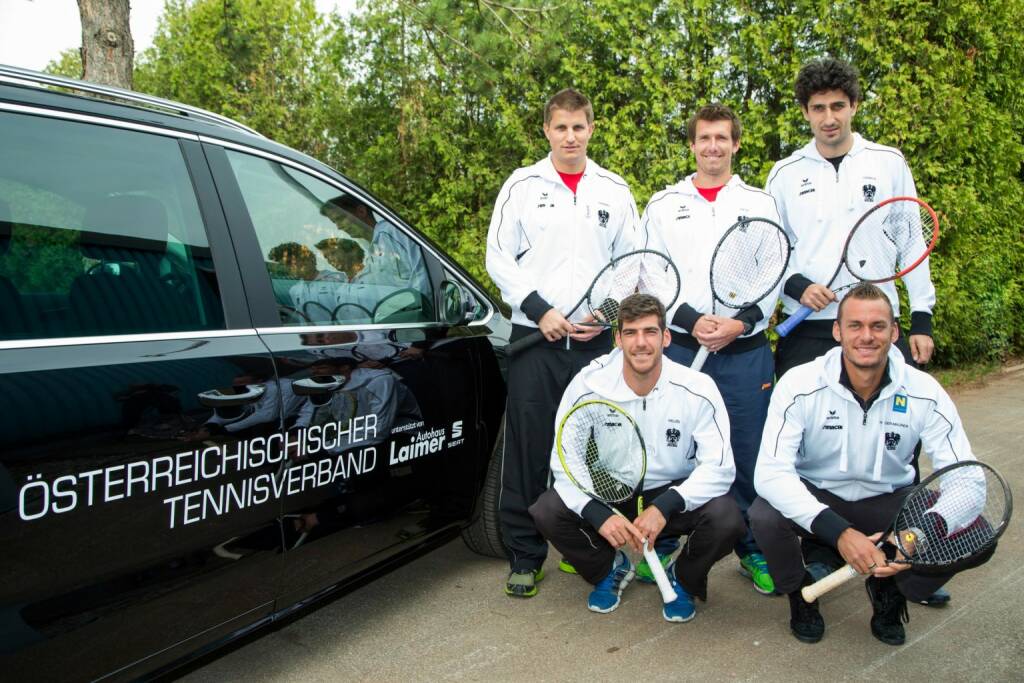 Vorne Gerald Melzer, Andreas Haider-Maurer, hinten von links: Davis Cup-Captain Clemens Trimmel, Alexander Peya, Philipp Oswald - das Simacek Austrian Davis Cup-Team mit Seat von Autohaus Laimer: Im Rahmen einer neuen Kooperation des ÖTV (Öst. Tennisverband) mit dem Autohaus Laimer wurden dem Verband vier Autos der Marke Seat zur Verfügung gestellt. Erstmals kamen die Fahrzeuge am Wochenende beim Davis Cup in Bratislava zum Einsatz (c) Aussendung (07.04.2014) 