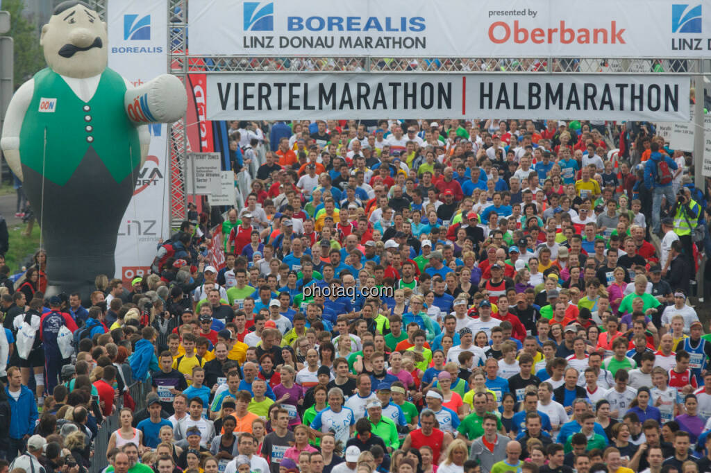 Start Viertel- und Halbmarathon, Borealis Linz Marathon, Fotograf: Klaus Mitterhauser, © Martina Draper (08.04.2014) 