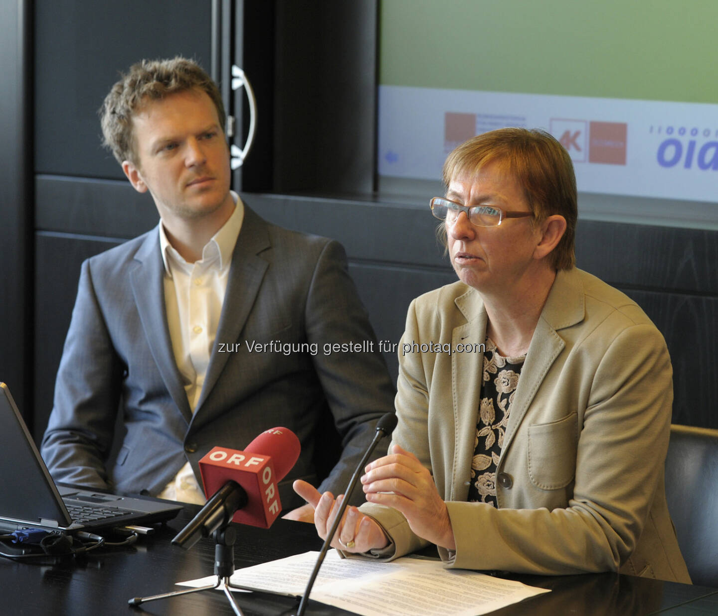 Bernhard Jungwirth (Projektleiter Internet Ombudsmann), Maria Reiffenstein (Leiterin Konsumentenpolitik Bundesministerium für Arbeit, Soziales und Konsumentenschutz) auf der PK Internet Ombudsmann Jahresbericht 2013 - Gefälschte Rechnungen und betrügerische Handelsplattformen auf dem Vormarsch (Bild: Internet Ombudsmann)