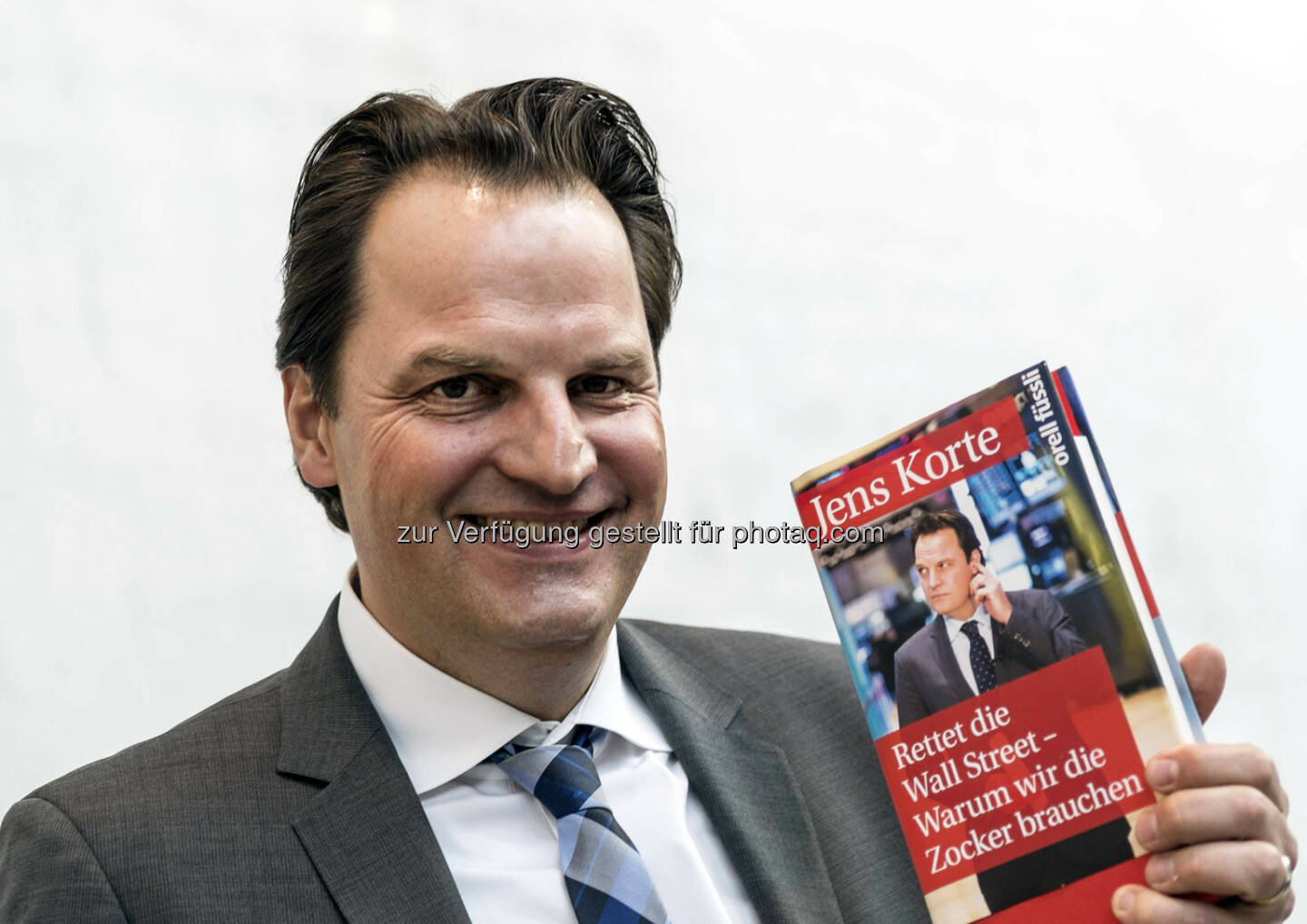 Jens Korte mit seinem Buch Rettet die Wall Street (Bild: Messe Stuttgart)