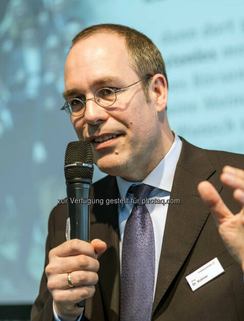 Referent Jörg Krämer, Chefvolkswirt der Commerzbank, während seines Vortrages auf der Börsendino-Bühne (Bild: Messe Stuttgart) (11.04.2014) 