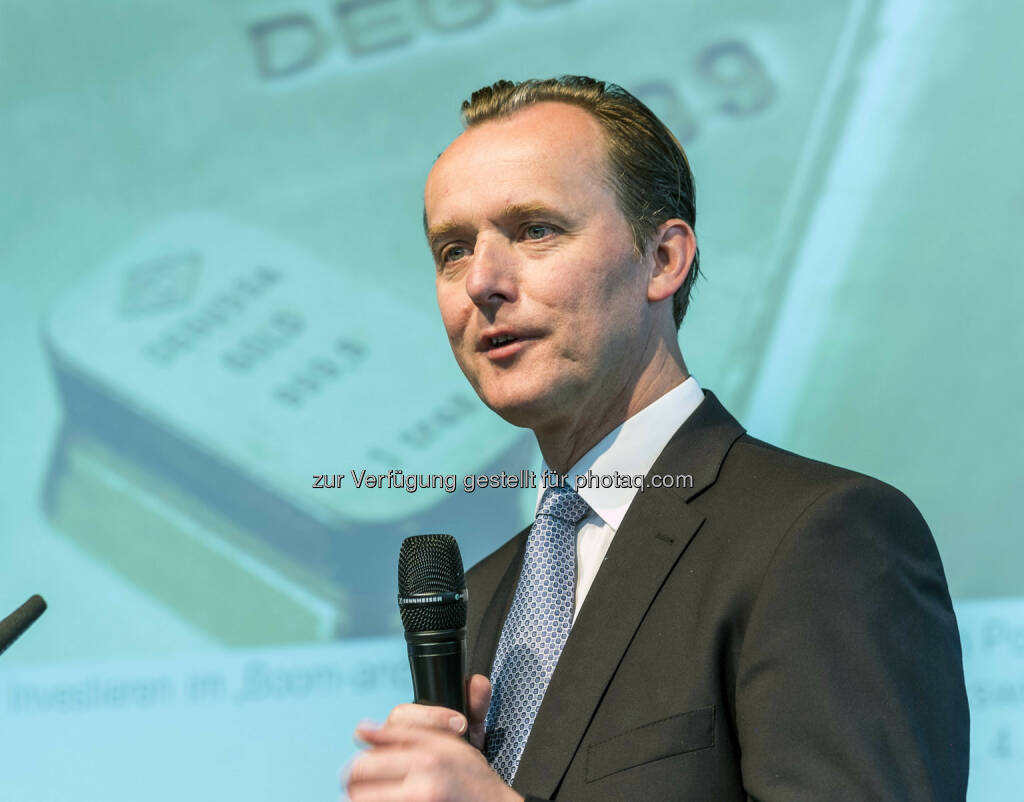 Thorsten Polleit, Chefvolkswirt des Degussa Goldhandels, während seines Vortrages über das Investieren im Boom and Brust Zyklus (Bild: Messe Stuttgart) (11.04.2014) 