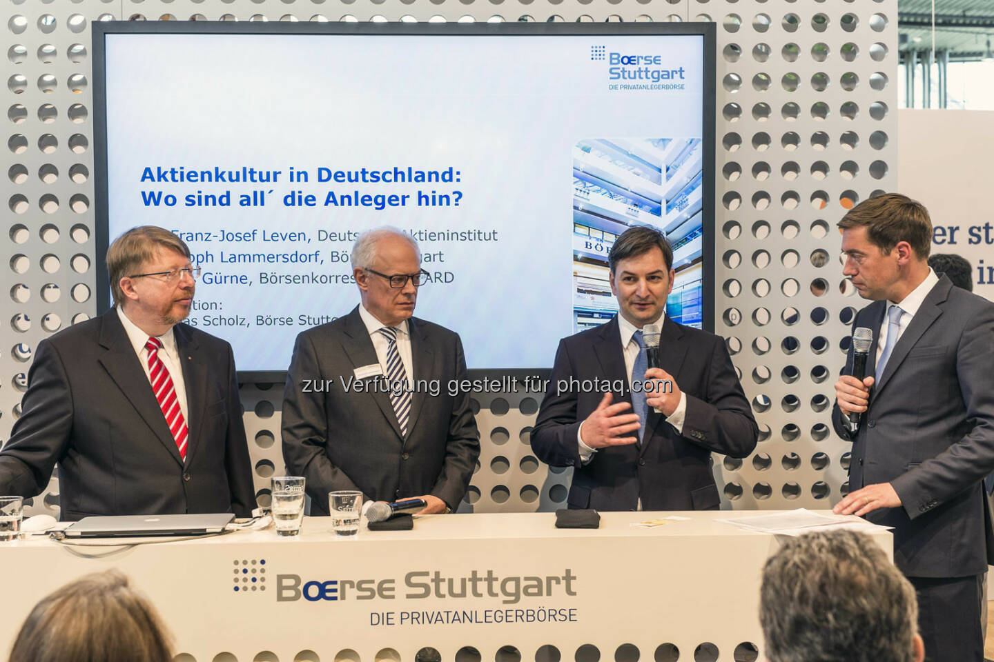 Franz-Josef Leven des Deutschen Aktieninstitutes, Christoph Lammersdorf von der B&ouml;rse Stuttgart und dem Moderatoren Herrn Markus Gr&uuml;ne, Ressortleiter der ARD-B&ouml;rsenredaktion (Bild: Messe Stuttgart)
