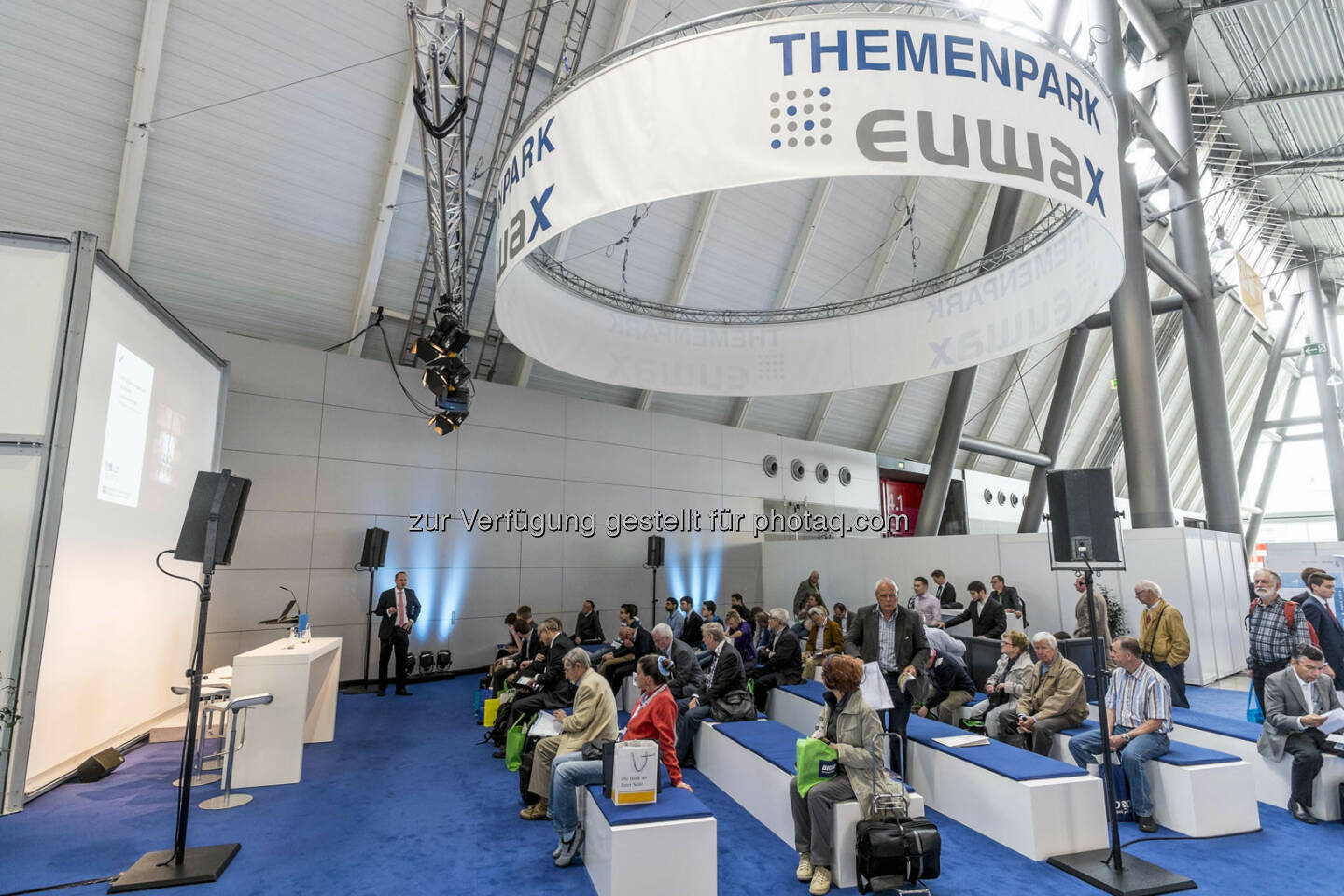 Besucher des Themenparks in Halle 4, Euwax (Bild: Messe Stuttgart)