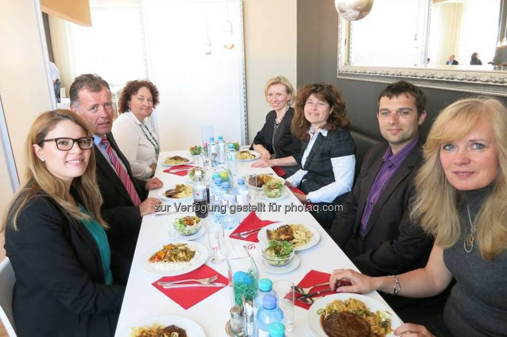 Semperit: Our first CEO lunch in Vienna - Mr Fahnemann responding openly to the questions of the colleagues (c) Facebook Semperit	, © Aussendung (13.04.2014) 