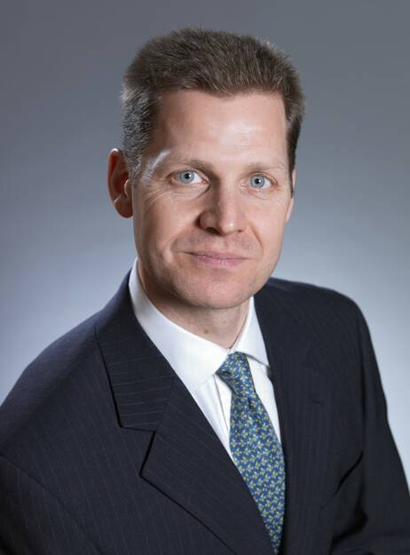 Andy Howse, Leiter des Anleiheteams von Fidelity Worldwide Investment in London, beurteilt die Aussichten für den Rentenmarkt: Von US-Treasuries sind 2014 kaum noch Erträge zu erwarten. In Europa sind die Staatsanleihen der Peripherieländer sehr gut gelaufen und werden noch immer gut vom Markt angenommen - wie die erfolgreiche Platzierung der neuen Griechenlandanleihe jüngst zeigte. Angesichts der sich langsam erholenden Konjunktur und der allmählichen Reformmüdigkeit, die in den südeuropäischen Staaten festzustellen ist, wird nun der Spielraum für eine weitere Einengung des Renditeabstands von Peripherie-Bonds zu Bundesanleihen geringer. Ich bevorzuge deshalb – und auf Grund weiterer potenzieller quantitativer Maßnahmen der Europäischen Zentralbank – Staatsanleihen aus den Kernstaaten der Eurozone. (c) Aussendung, © Aussendung (14.04.2014)