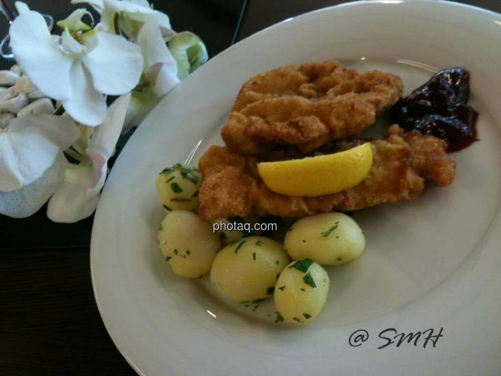 Michael Fischer Mittwoch, 10.4.2014, die 6stündige Anwesenheit am Verbund-HV-Buffet begann mit Kipferln und Kaffee. Danach folgten alle möglichen Brötchen, unter denen ich die Thunfischbrötchen besonders hervorheben möchte, Schnittkäsebrötchen waren auch sehr gut. Hauptspeise stand zur Auswahl: Entweder Schnitzel (leider unterschiedliche Größe, manche hatten mehr Glück, andere hatten weniger Glück) ... (16.04.2014) 