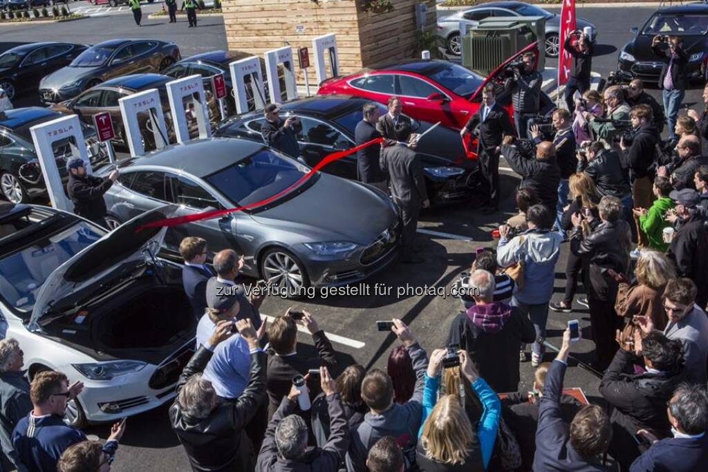 Tesla feiert den 100. Supercharger: Thank you to everyone who came out to celebrate the 100th Supercharger and supported Tesla. If you weren’t able to make it, take a look at these photos from the event:  Source: http://facebook.com/teslamotors  (26.04.2014) 