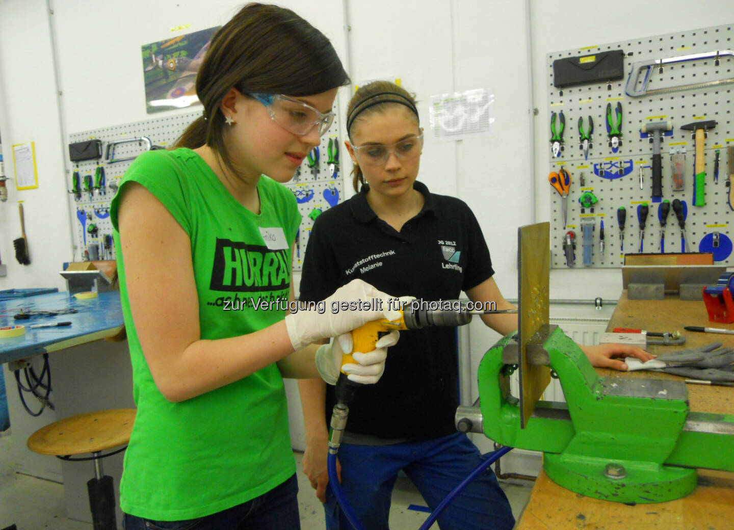 Girls Day bei FACC - Am 24. April waren zwölf Mädchen beim oberösterreichischen Unternehmen zu Gast, um Einblicke in den Beruf der Konstrukteurin zu gewinnen. Vorarbeiterin Katrin Maier zeigt, dass Frauen in der Technik keine Türen verschlossen bleiben. Bohrmaschine, Werkzeug (Bild: FACC)