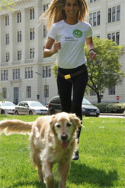Yvonne Rueff mit Hund; laufen, running, run (30.04.2014) 